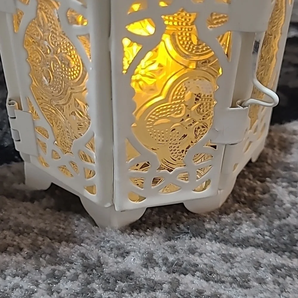 GALLERY OF LIGHT METAL CUT-OUT GLASS PANES CANDLE LIGHT LANTERN